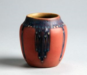 Image of Vase with Vertical Tier of "Espanol" Design